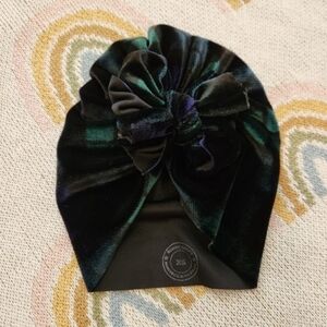 New Velvet Bunny Knots Xs in Black and Green